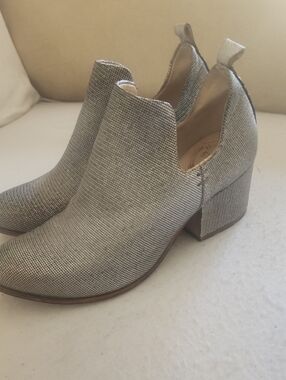 Vero Cuoio Metallic Silver Chunky Heel Ankle Booties